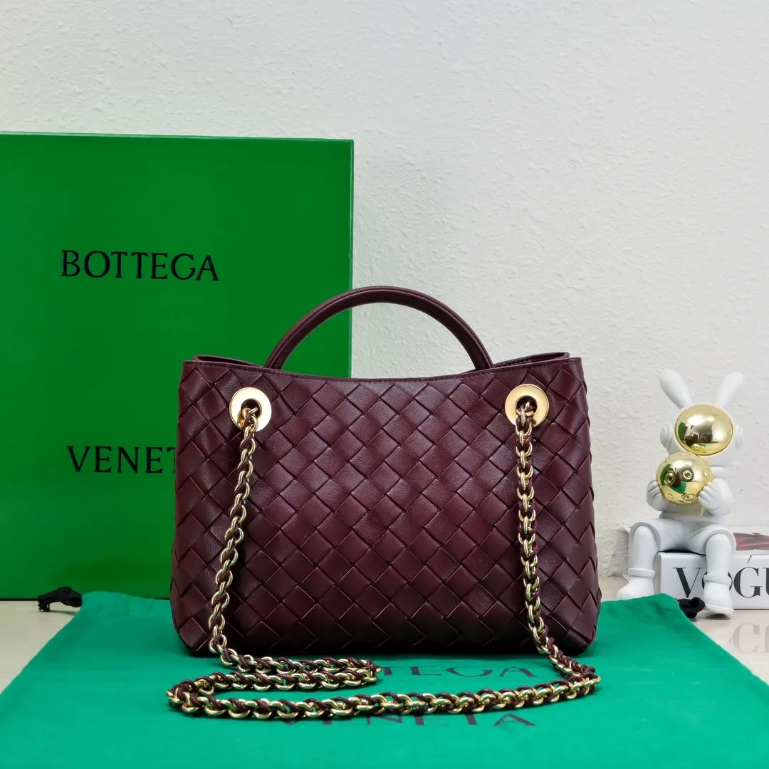 Batch 1960 BOTTEGA VENETA 2024 spring and summer new small ANDIAMO chain bag is also available! 🔥🔥I believe many friends have been waiting for a long time. The metallic chain adds a touch of sophistication to the original softness and elegance of Andiamo. The collision of classic craftsmanship and elegance creates a different kind of beauty. Style number: 6008 Size: 25*22*10.5cm